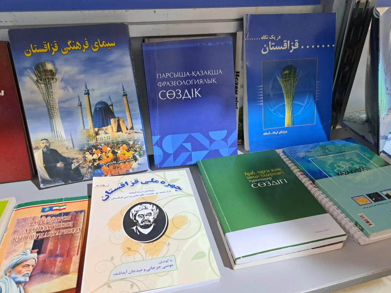 Книги издательского дома «Қазақ университеті»  на книжной выставке в Иране